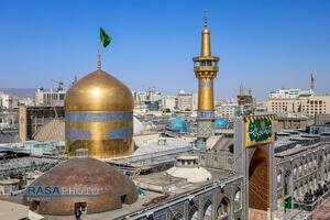 آیین تعویض پرچم گنبد منور رضوی در روز میلاد امام رئوف (ع)