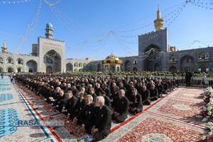 آیین تعویض پرچم گنبد منور رضوی در روز میلاد امام رئوف (ع)
