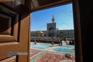 آیین تعویض پرچم گنبد منور رضوی در روز میلاد امام رئوف (ع)