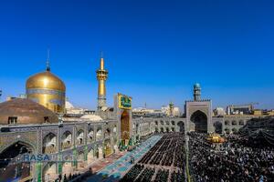 آیین تعویض پرچم گنبد منور رضوی در روز میلاد امام رئوف (ع)