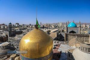 آیین تعویض پرچم گنبد منور رضوی در روز میلاد امام رئوف (ع)
