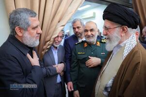 تصویری از دیدار سرلشکر پاسدار شهید حاج محمدسعید ایزدی (حاج رمضان) از فرماندهان نیروی قدس سپاه پاسداران انقلاب اسلامی با حضرت آیت‌الله خامنه‌ای رهبر انقلاب اسلامی