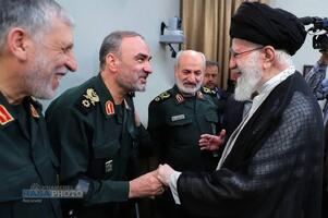 تصویری از دیدار شهید حاج حسن محقق از سربازان گمنام امام زمان(عج) و از سرداران مجاهد اطلاعاتی سپاه پاسداران انقلاب اسلامی با رهبر معظم انقلاب