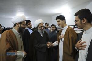 حضور آیت الله مروی در حجرات و گفتگوی صمیمی با طلاب در جریان بازدید از مدرسه علمیه جهانگیرخان قم