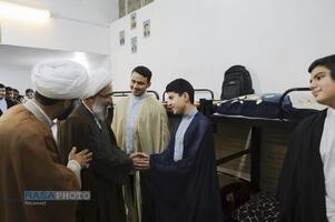 حضور آیت الله مروی در حجرات و گفتگوی صمیمی با طلاب در جریان بازدید از مدرسه علمیه جهانگیرخان قم