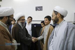 حضور آیت الله مروی در حجرات و گفتگوی صمیمی با طلاب در جریان بازدید از مدرسه علمیه جهانگیرخان قم
