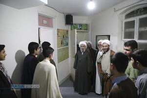 حضور آیت الله مروی در حجرات و گفتگوی صمیمی با طلاب در جریان بازدید از مدرسه علمیه جهانگیرخان قم