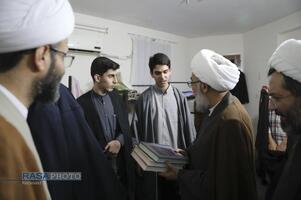 حضور آیت الله مروی در حجرات و گفتگوی صمیمی با طلاب در جریان بازدید از مدرسه علمیه جهانگیرخان قم