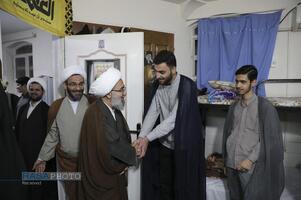 حضور آیت الله مروی در حجرات و گفتگوی صمیمی با طلاب در جریان بازدید از مدرسه علمیه جهانگیرخان قم