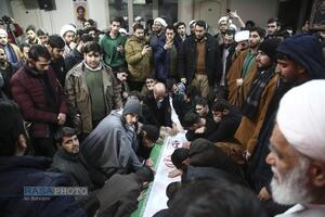 وداع با پیکر طلبه شهید در مدرسه علمیه امام حسین (ع) قم