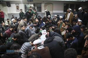 وداع با پیکر طلبه شهید در مدرسه علمیه امام حسین (ع) قم