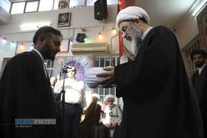 مراسم عمامه گذاری جمعی از طلاب حوزه علمیه قم در روز مبعث