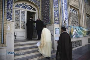 مراسم عمامه گذاری جمعی از طلاب حوزه علمیه قم در روز مبعث