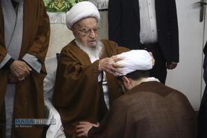 مراسم عمامه گذاری جمعی از طلاب حوزه علمیه قم در روز مبعث