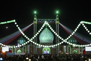 حال و هوای بارانی مسجد مقدس جمکران در شب نیمه شعبان