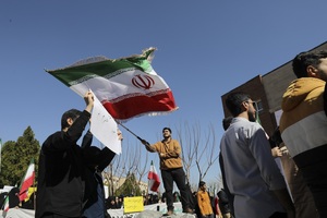 تجمع دانشجویان دانشگاه قم در محکومیت هتک حرمت پرچم جمهوری اسلامی ایران و مقدسات