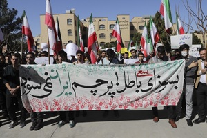 تجمع دانشجویان دانشگاه قم در محکومیت هتک حرمت پرچم جمهوری اسلامی ایران و مقدسات