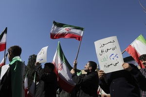 تجمع دانشجویان دانشگاه قم در محکومیت هتک حرمت پرچم جمهوری اسلامی ایران و مقدسات