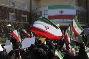 تجمع دانشجویان دانشگاه قم در محکومیت هتک حرمت پرچم جمهوری اسلامی ایران و مقدسات