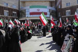 تجمع دانشجویان دانشگاه قم در محکومیت هتک حرمت پرچم جمهوری اسلامی ایران و مقدسات