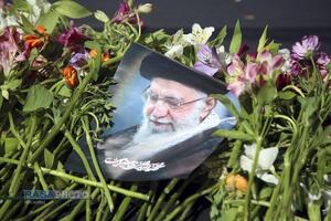 ادای احترام به یادمان رهبر شهید انقلاب در حرم حضرت معصومه (س)