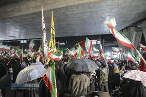 تجمع بارانی مردم قم در خونخواهی امام شهید