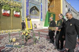 آیین تعویض پرچم گنبد منور رضوی در روز میلاد حضرت امام رضا (علیه‌السلام)