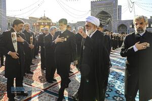 آیین تعویض پرچم گنبد منور رضوی در روز میلاد حضرت امام رضا (علیه‌السلام)