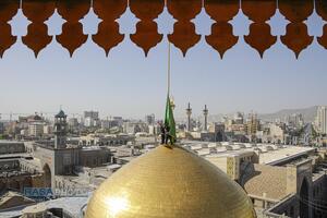 آیین تعویض پرچم گنبد منور رضوی در روز میلاد حضرت امام رضا (علیه‌السلام)