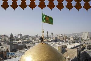 آیین تعویض پرچم گنبد منور رضوی در روز میلاد حضرت امام رضا (علیه‌السلام)