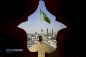 آیین تعویض پرچم گنبد منور رضوی در روز میلاد حضرت امام رضا (علیه‌السلام)