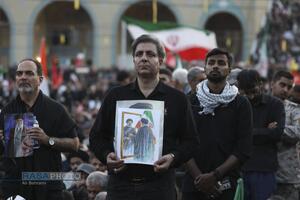اقامه نماز بر پیکر رهبر شهید انقلاب