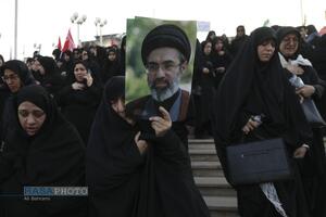 اقامه نماز بر پیکر رهبر شهید انقلاب