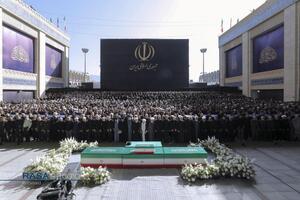 اقامه نماز بر پیکر مطهر رهبر شهید انقلاب اسلامی