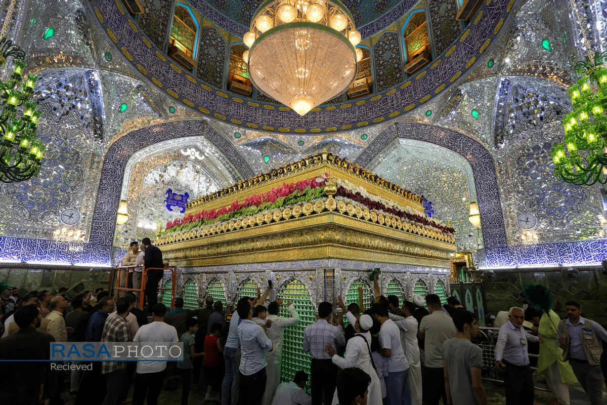 "گل آرایی ضریح مطهر حرم امام علی ع در آستانه عید بزرگ غدیر"