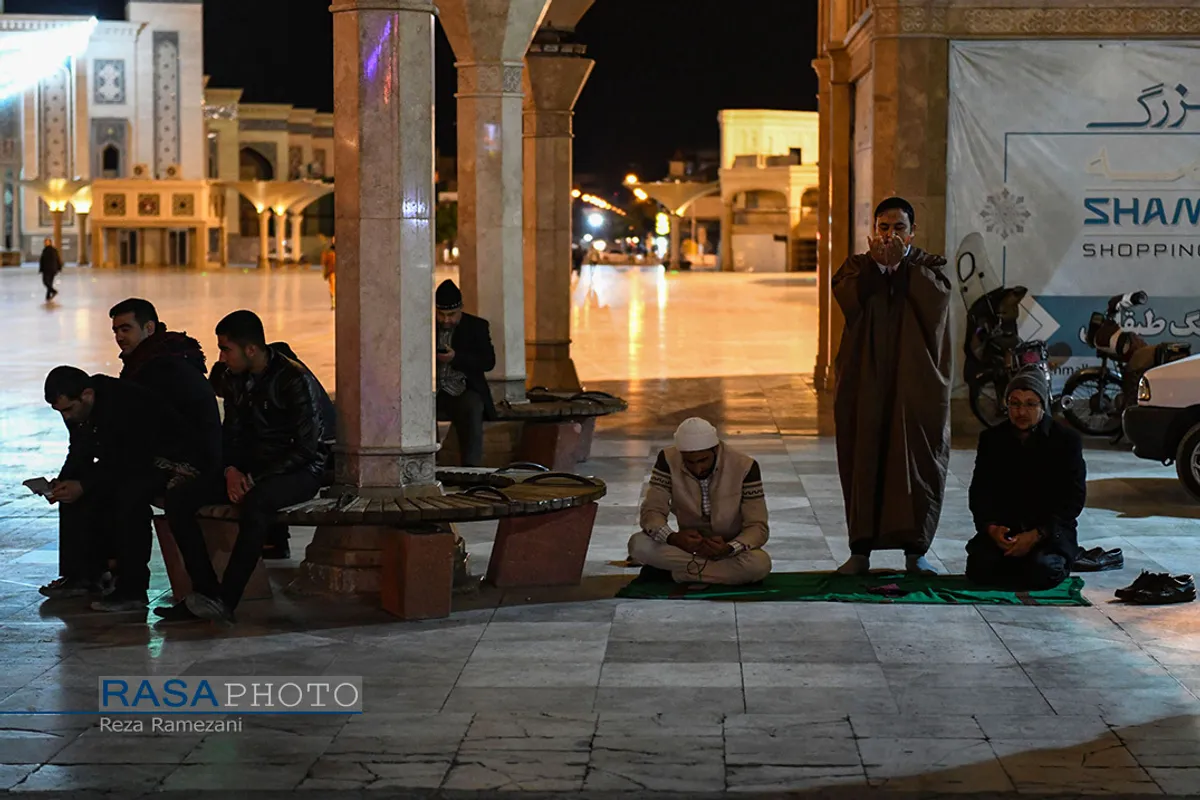 در&zwnj;های حرم مطهر حضرت معصومه (سلام الله علیها) از ۲۶ اسفند ۱۳۹۸ به روی زائران بسته شد. اکنون شاهد جلوه&zwnj;های زیبای کمتر دیده شده، از ابراز ارادت به محبان خاندان پیامبر هستیم.