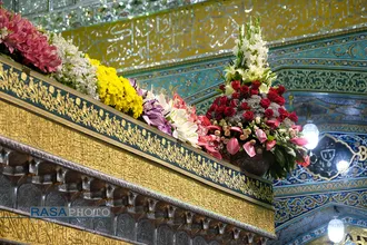 گل&zwnj;آرایی ضریح مطهر روضوی ویژه ولادت حضرت امام رضا (علیه السلام)