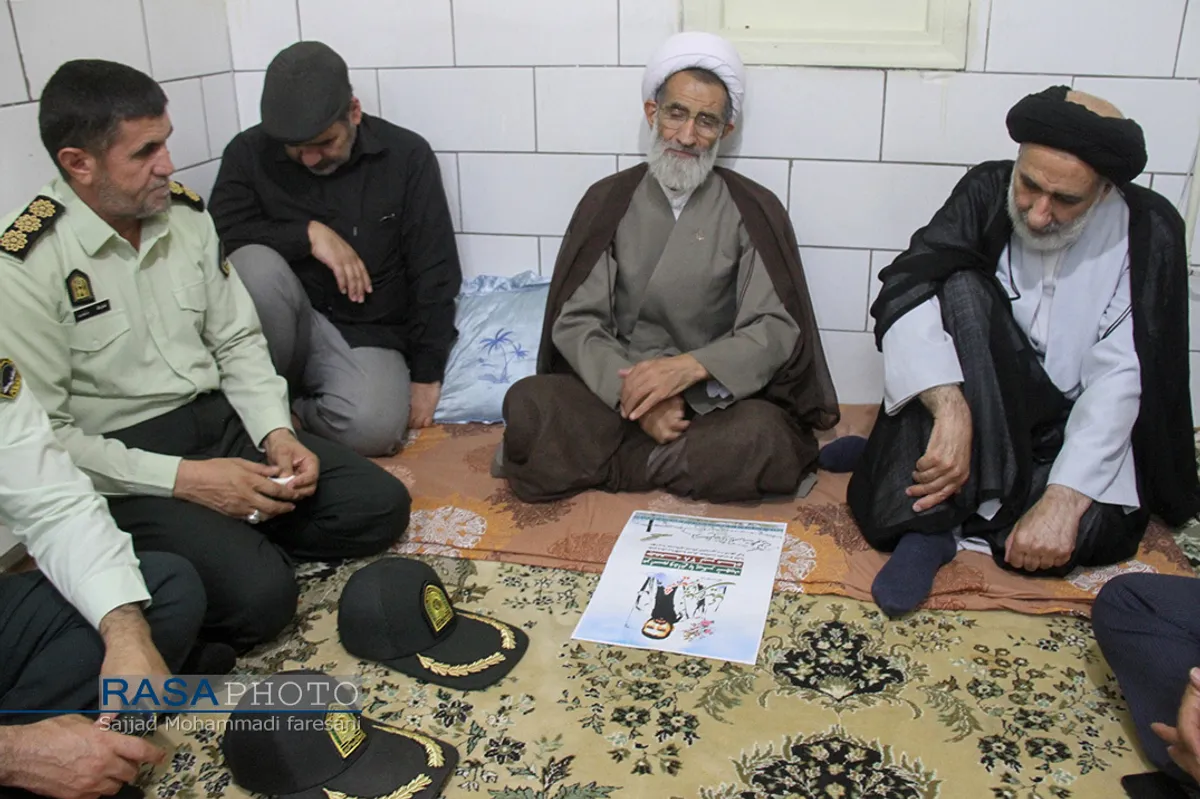 حضور امام حمعه شهرکرد در منزل شهید مدافع وطن