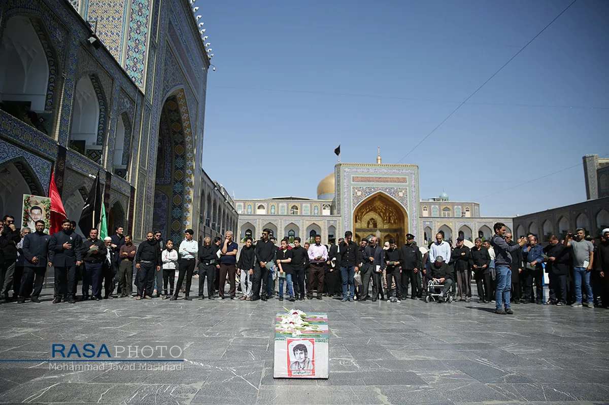 تشییع پیکر شهید حسین مهاجر در حرم امام رضا (علیه السلام&lrm;)