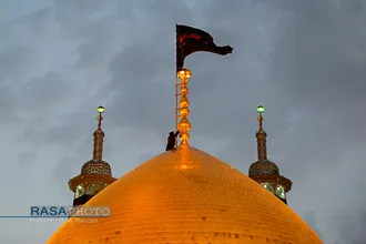 آیین تعویض پرچم گنبد حرم حضرت معصومه (سلام الله علیها) در شب اول محرم | عکس&zwnj;های منتخب خبرگزاری رسا از عزاداری دهه اول محرم ۱۳۹۸