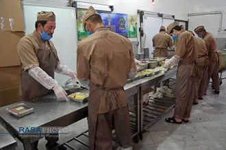 طبخ و توزیع غذای متبرک حرم مطهر امام رضا (علیه السلام) بین بیماران کرونایی در قم