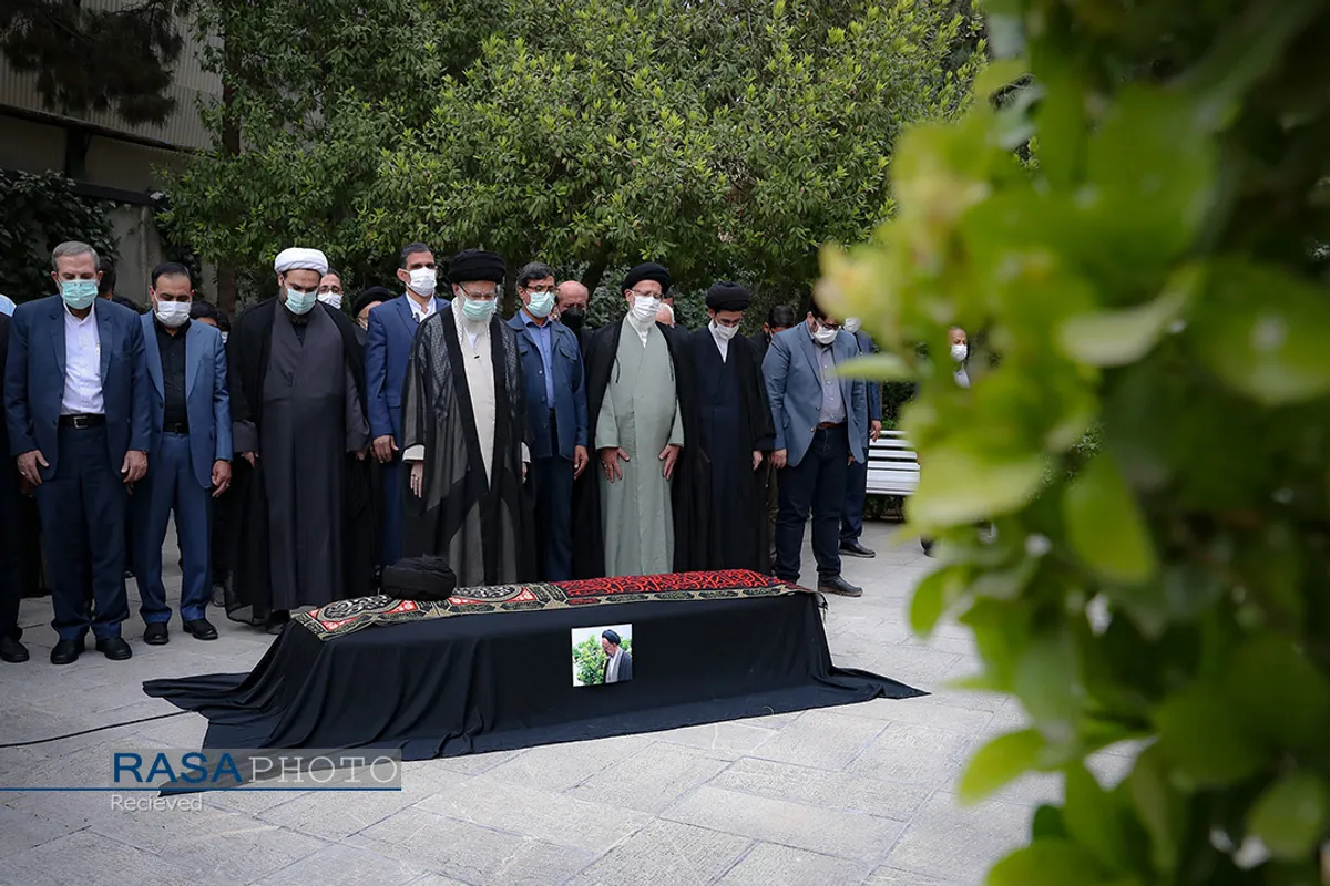 اقامه نماز توسط مقام معظم رهبری بر پیکر حجت&zwnj;&zwnj;&zwnj;الاسلام و المسلمین دعائی