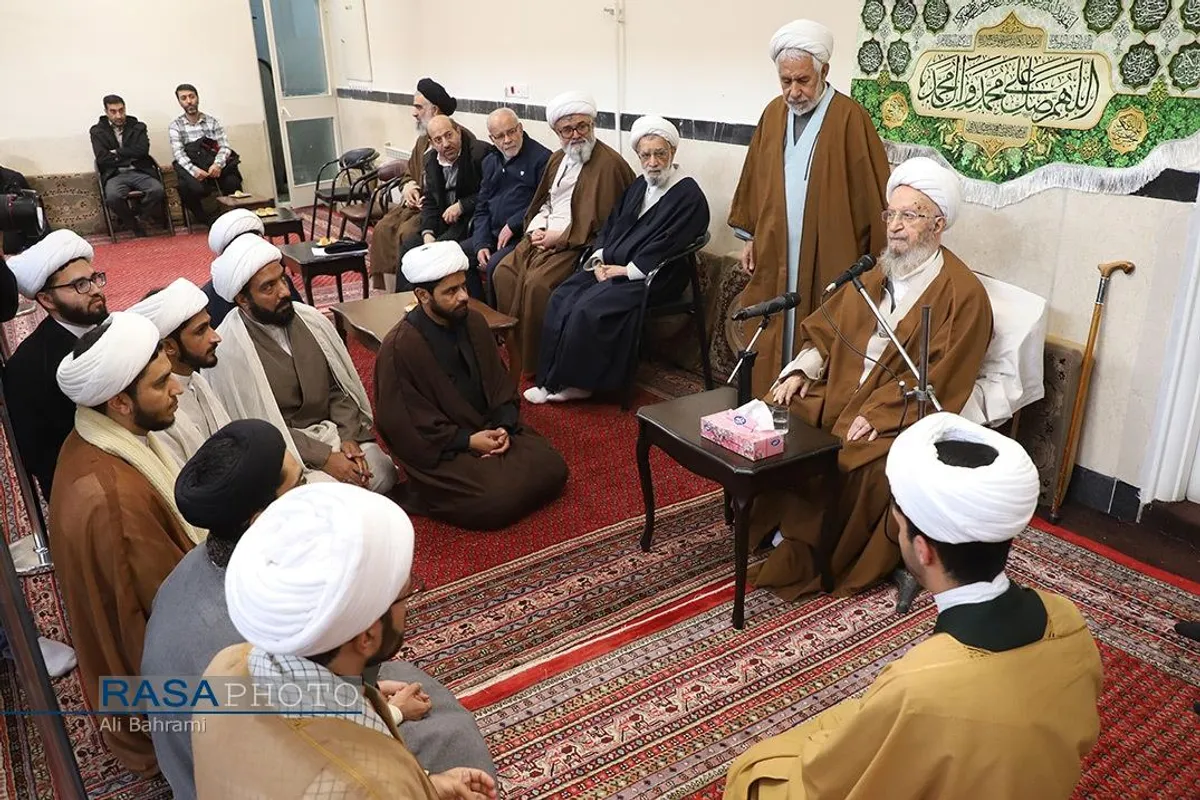 جشن عمامه&zwnj;گذاری طلاب در بیوت مراجع تقلید به&zwnj;مناسبت روز میلاد حضرت زهرا (سلام&zwnj;الله&zwnj;علیها)