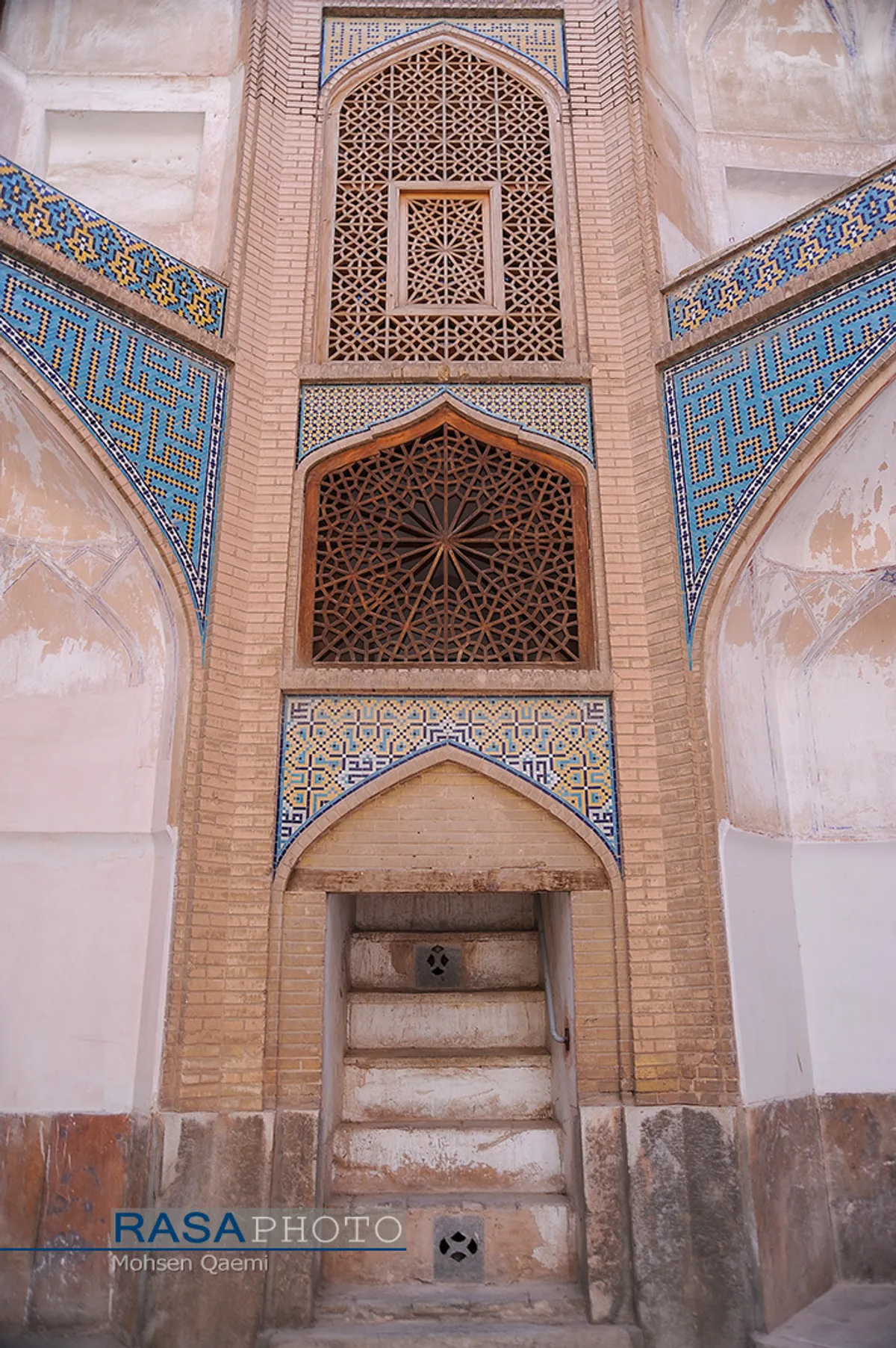 در هشتی های مدرسه علمیه تاریخی حضرت امام صادق(ع) (مدرسه چهارباغ اصفهان) از ترکیب زیبای آجر نما و کاشی استفادهع شده است.