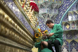 گل‌آرایی ضریح مطهر حضرت معصومه (س) در سالروز ورود ایشان به قم