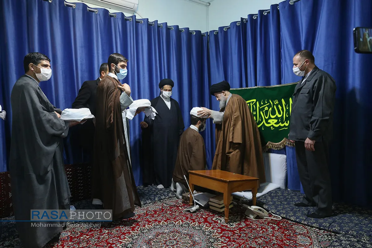 عمامه گذاری تعدادی از طلاب حوزه علمیه قم در روز میلاد حضرت زهرا (سلام الله علیها)