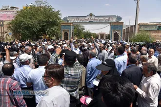 تجمع جمعی از مردم شیراز در اعتراض به کشف حجاب عده ای در یکی از مناطق شیراز&lrm;&lrm;