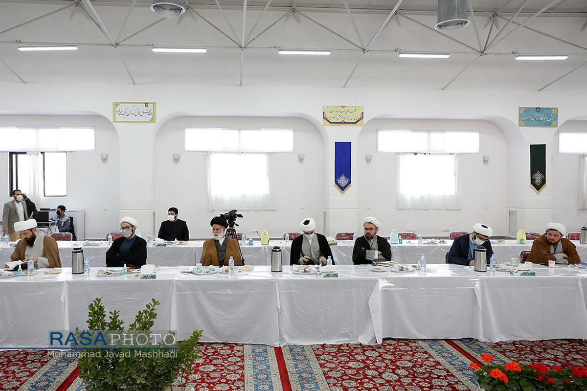 نشست هم اندیشی برگزار کنندگان جشن&zwnj;های زیر سایه خورشید با مدیران مدارس علمیه مشهد&lrm;&lrm;