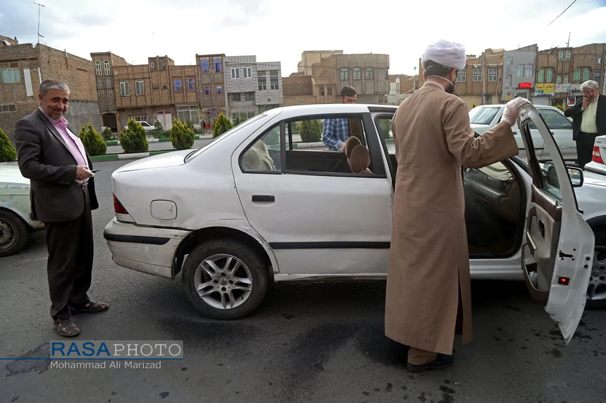 ضد عفونی خودرو&zwnj;ها توسط طلاب و بسیجیان