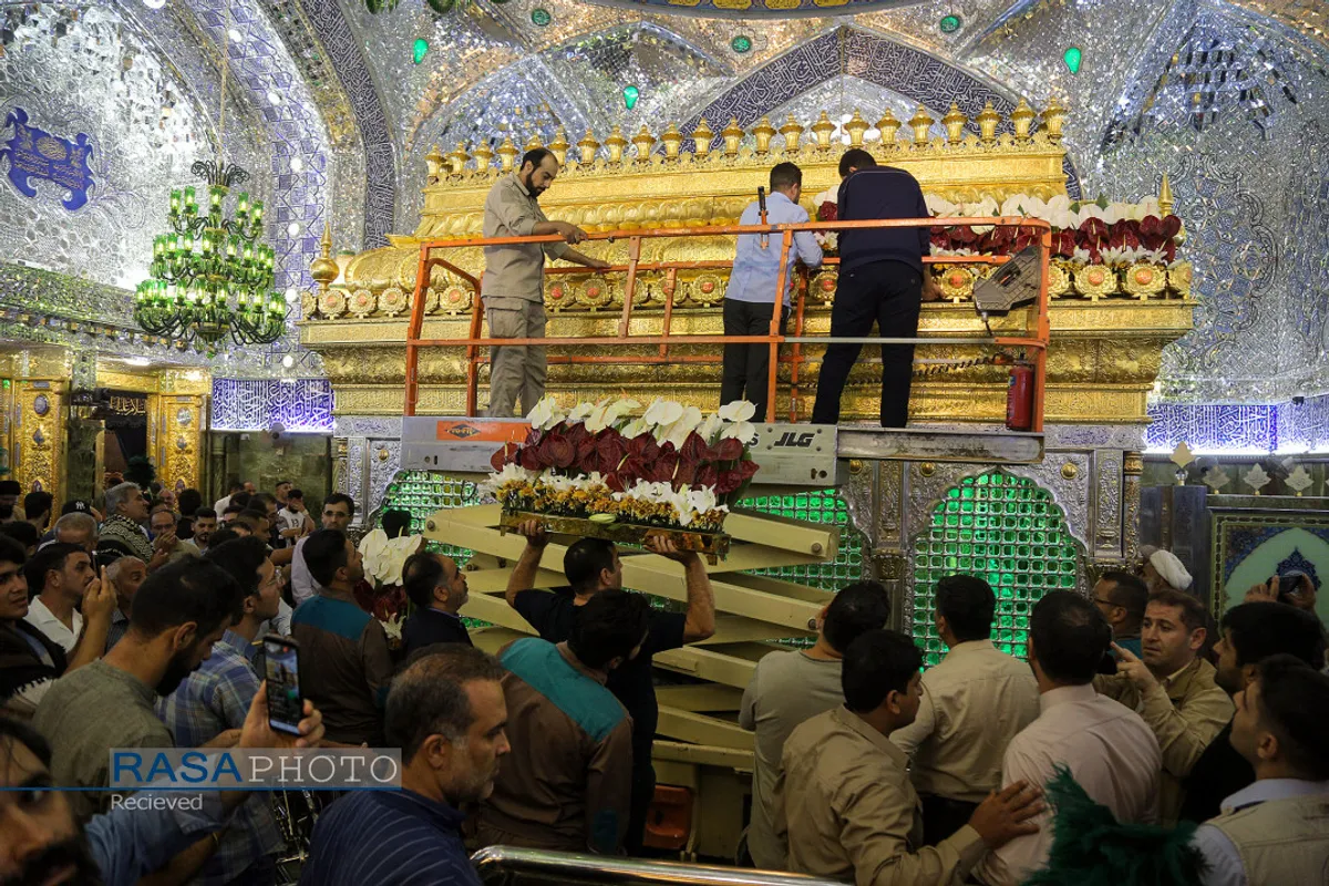 "گل آرایی ضریح مطهر حرم امام علی ع در آستانه عید بزرگ غدیر"